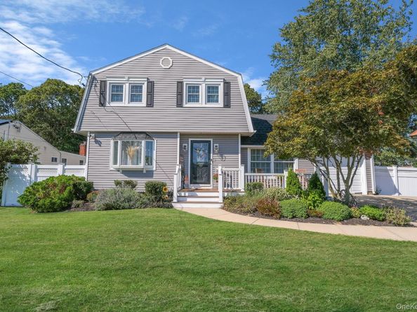 41 Hy Place, Lake Grove NY 11755