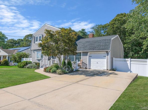 41 Hy Place, Lake Grove NY 11755