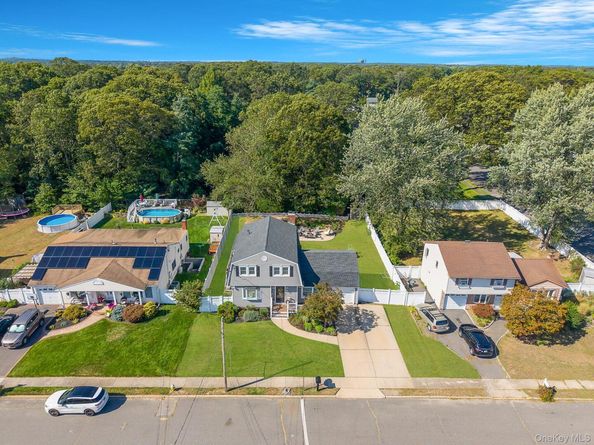 41 Hy Place, Lake Grove NY 11755