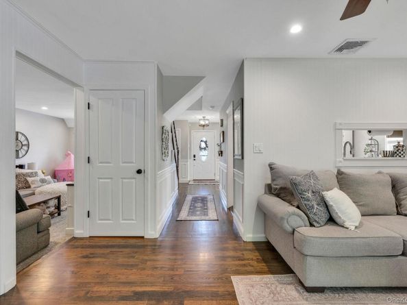 41 Hy Place, Lake Grove NY 11755