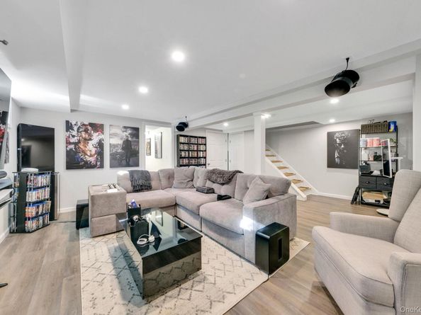 41 Hy Place, Lake Grove NY 11755