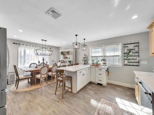 41 Hy Place, Lake Grove NY 11755