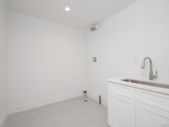 724 Pleasant Avenue, Westbury NY 11590