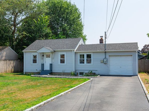80 Kensington Court, Copiague NY 11726