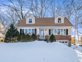 21 Valleywood Drive, Huntington Station NY 11746