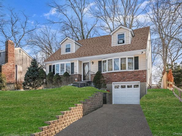 21 Valleywood Drive, Huntington Station NY 11746