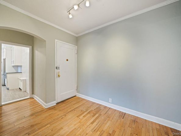 1 Town House Place 3H, Great Neck NY 11021