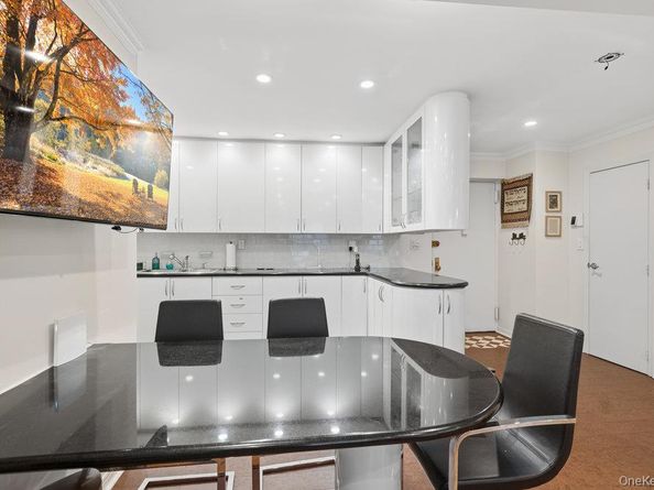 30 Stoner Avenue 1S, Great Neck NY 11021