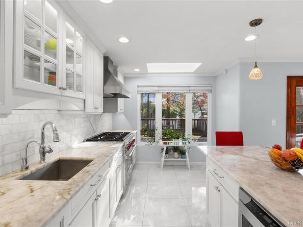 38 Lake Drive, Manhasset Hills NY 11040