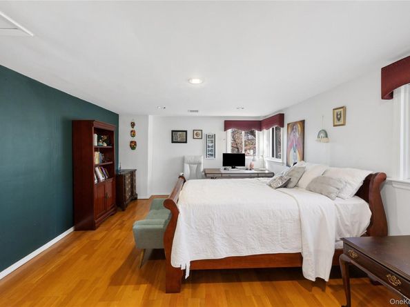 38 Lake Drive, Manhasset Hills NY 11040