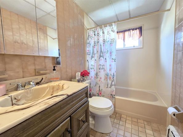 430 Heathcote Road, Lindenhurst NY 11757