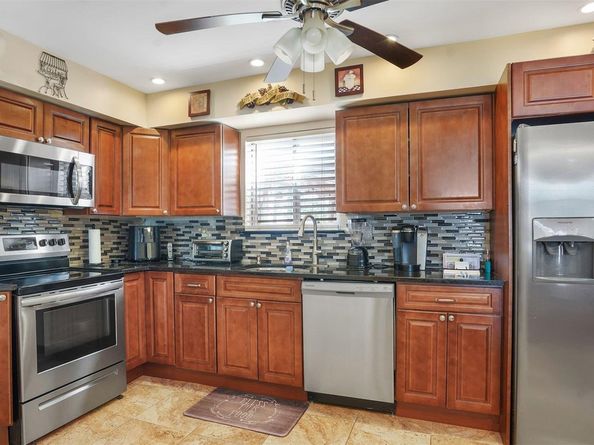 10 Maria Court, Holbrook NY 11741