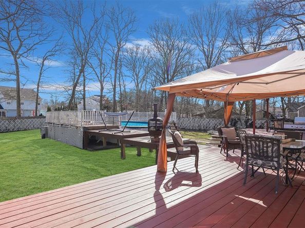 10 Maria Court, Holbrook NY 11741