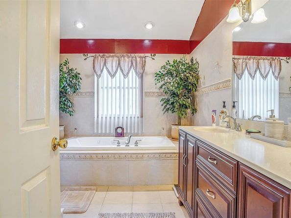 10 Maria Court, Holbrook NY 11741