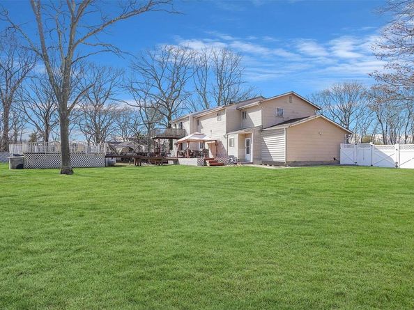 10 Maria Court, Holbrook NY 11741