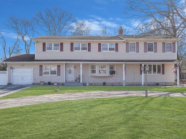 10 Maria Court, Holbrook NY 11741