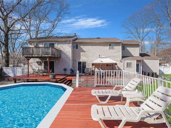 10 Maria Court, Holbrook NY 11741