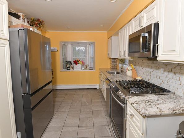 76 E Hollywood Avenue, Lindenhurst NY 11757