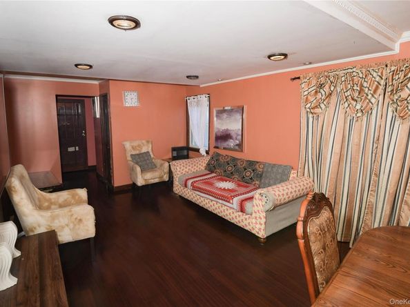 76 E Hollywood Avenue, Lindenhurst NY 11757