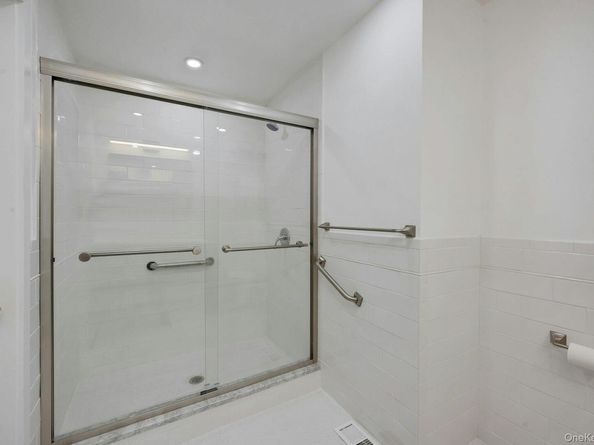 1 Echo Bay Place, New Rochelle NY 10805