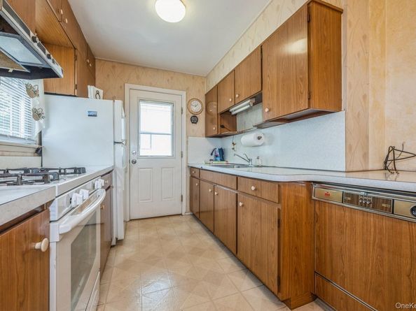 66 Gates Avenue, Valley Stream NY 11580