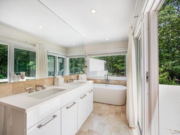 2222 Noyack Road, Sag Harbor NY 11963