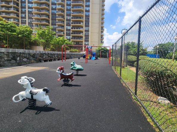 18-15 215th Street 9J, Bayside NY 11360