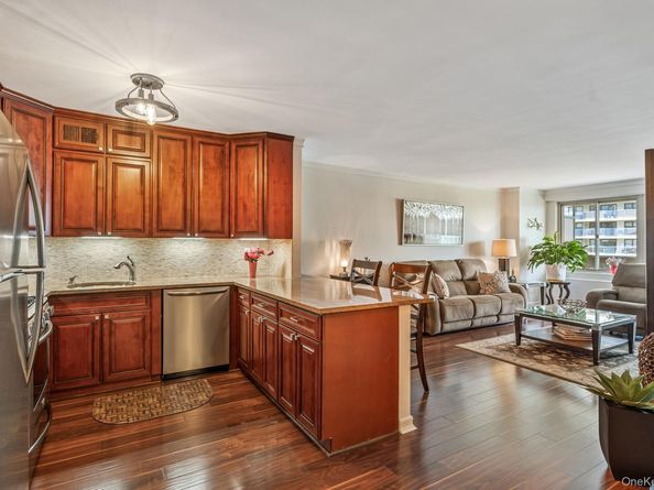 18-15 215th Street 9J, Bayside NY 11360