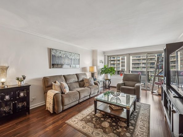 18-15 215th Street 9J, Bayside NY 11360