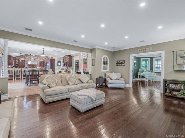 942 Putnam Avenue, Merrick NY 11566