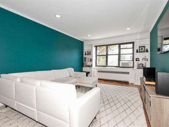 4 Townhouse Place 3H, Great Neck NY 11021