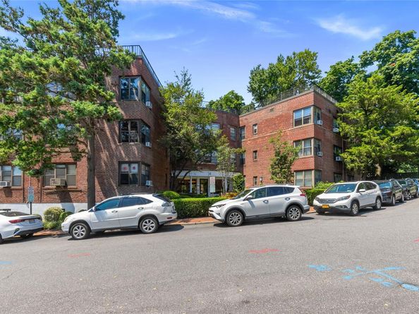 4 Townhouse Place 3H, Great Neck NY 11021