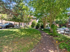 4 Townhouse Place 3H, Great Neck NY 11021