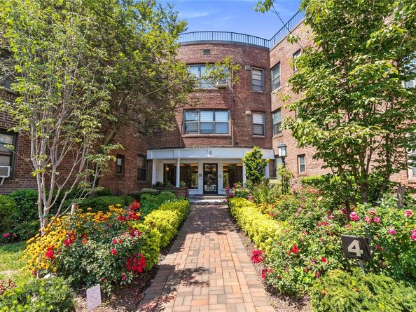 4 Townhouse Place 3H, Great Neck NY 11021