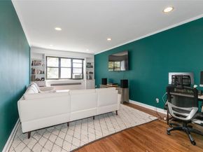 4 Townhouse Place 3H, Great Neck NY 11021