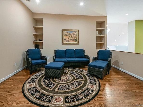 3 Crescent Court 3, Centerport NY 11721