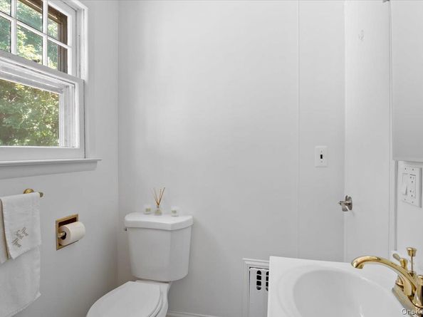 13 Potters Court, Great Neck NY 11024