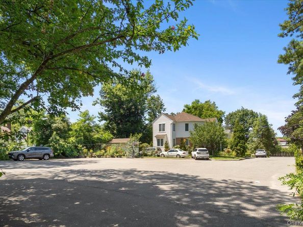13 Potters Court, Great Neck NY 11024