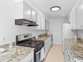 13 Potters Court, Great Neck NY 11024