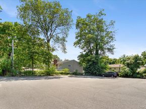 13 Potters Court, Great Neck NY 11024
