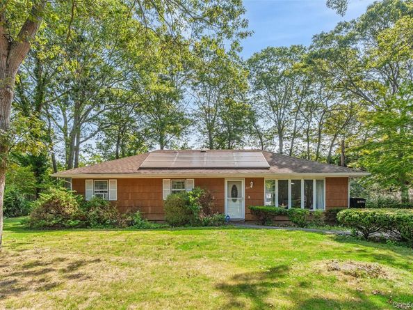 225 Chichester Ave, Center Moriches NY 11934