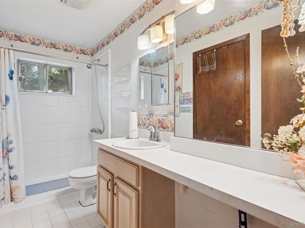 225 Chichester Ave, Center Moriches NY 11934