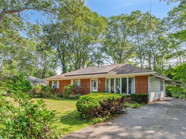 225 Chichester Ave, Center Moriches NY 11934