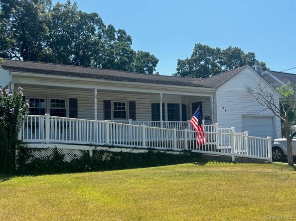 134 Veronica Lane, North Babylon NY 11703