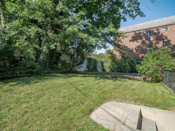 19511 Woodhull Avenue, Hollis NY 11423