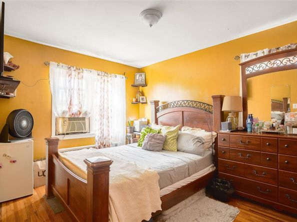 19511 Woodhull Avenue, Hollis NY 11423