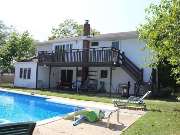215 N Syracuse Avenue, Massapequa NY 11758