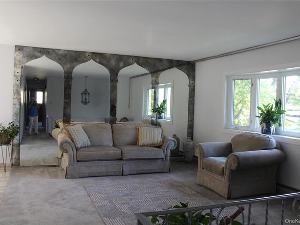 215 N Syracuse Avenue, Massapequa NY 11758