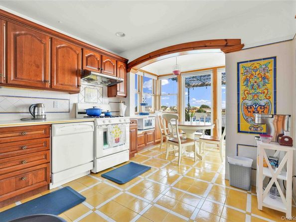 15579 Bayview Avenue, Rosedale NY 11422