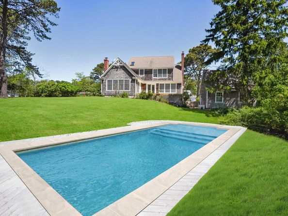 6 Huckleberry Lane E, Hampton Bays NY 11946